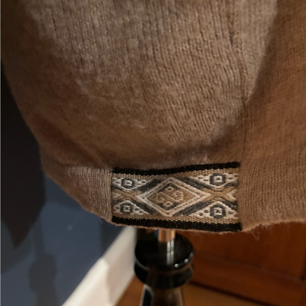 Paka Hiking Gray Sweater Alpaca but no tag. PTP “ 21”. Length = 25. See pics. - Picture 2 of 5